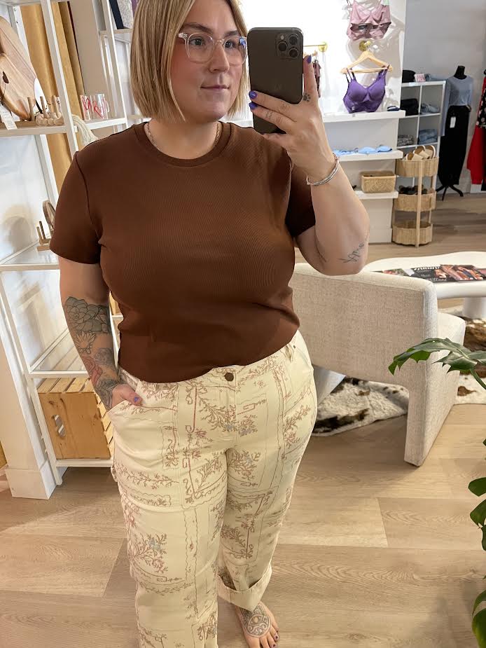 FITTED CREW NECK STRETCH TEE- RUSTIC BROWN