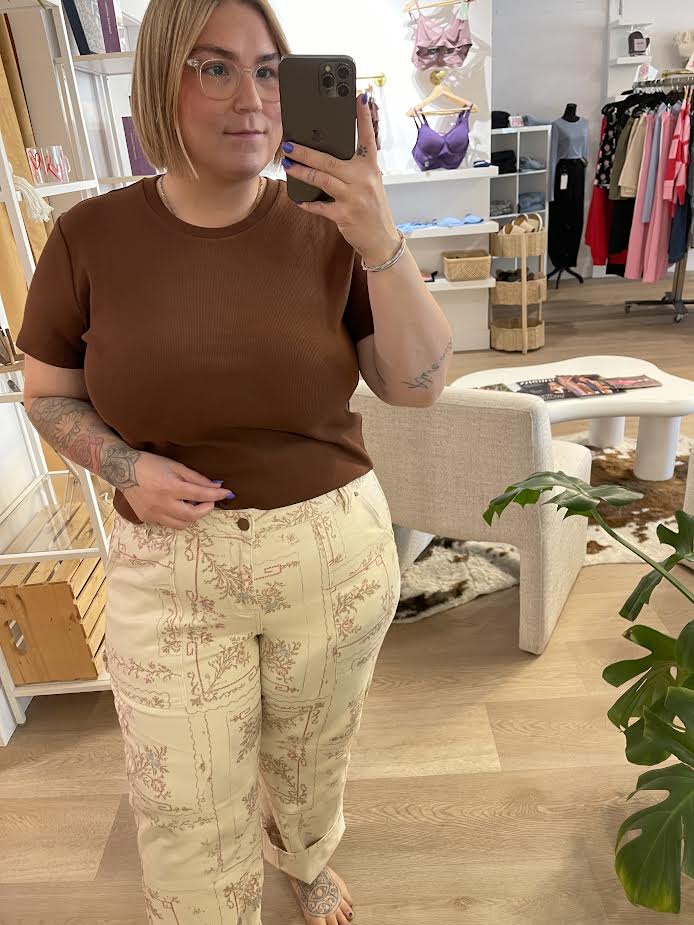 FITTED CREW NECK STRETCH TEE- RUSTIC BROWN