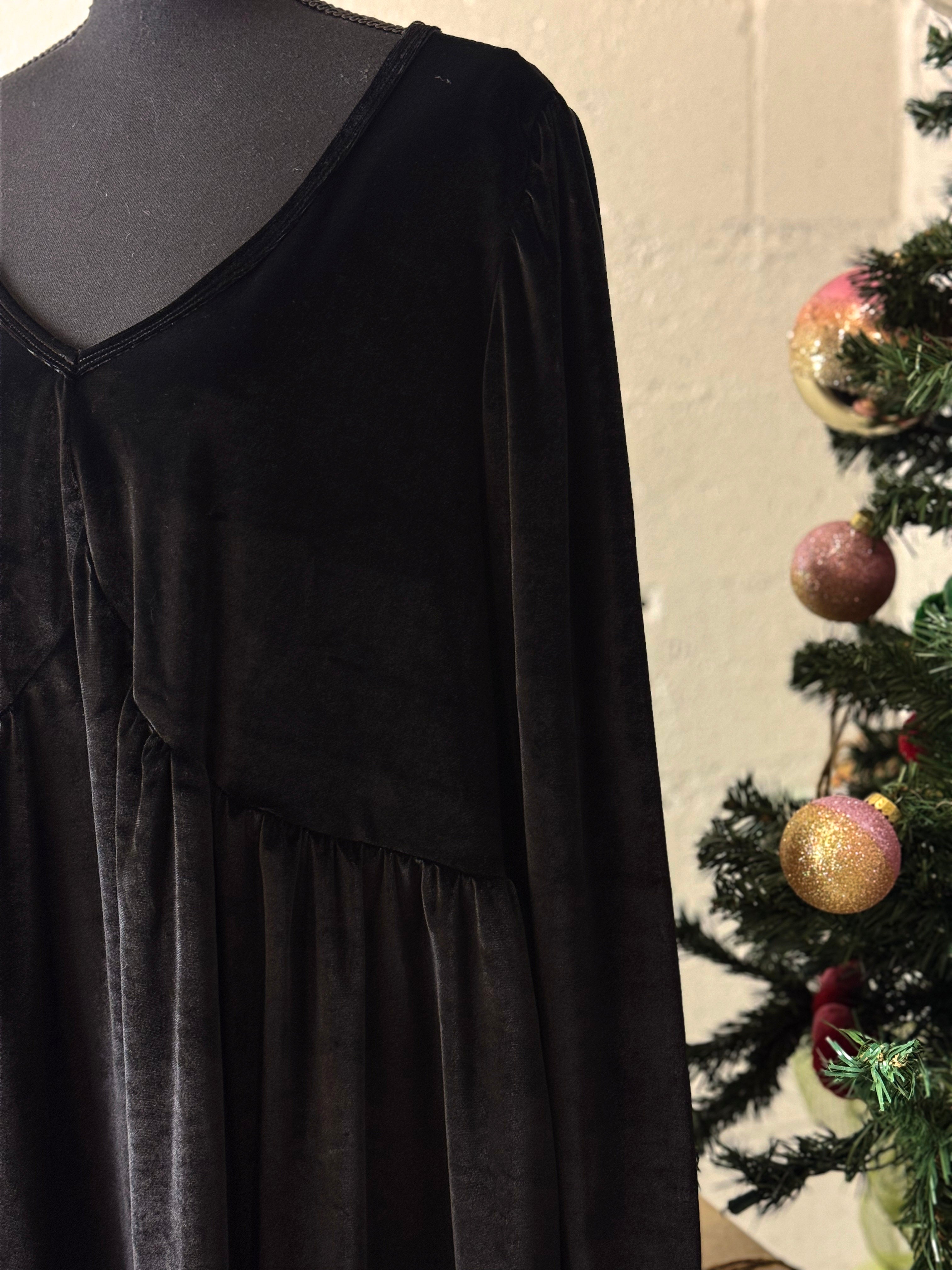 Gina Velvet Dress in Midnight Black