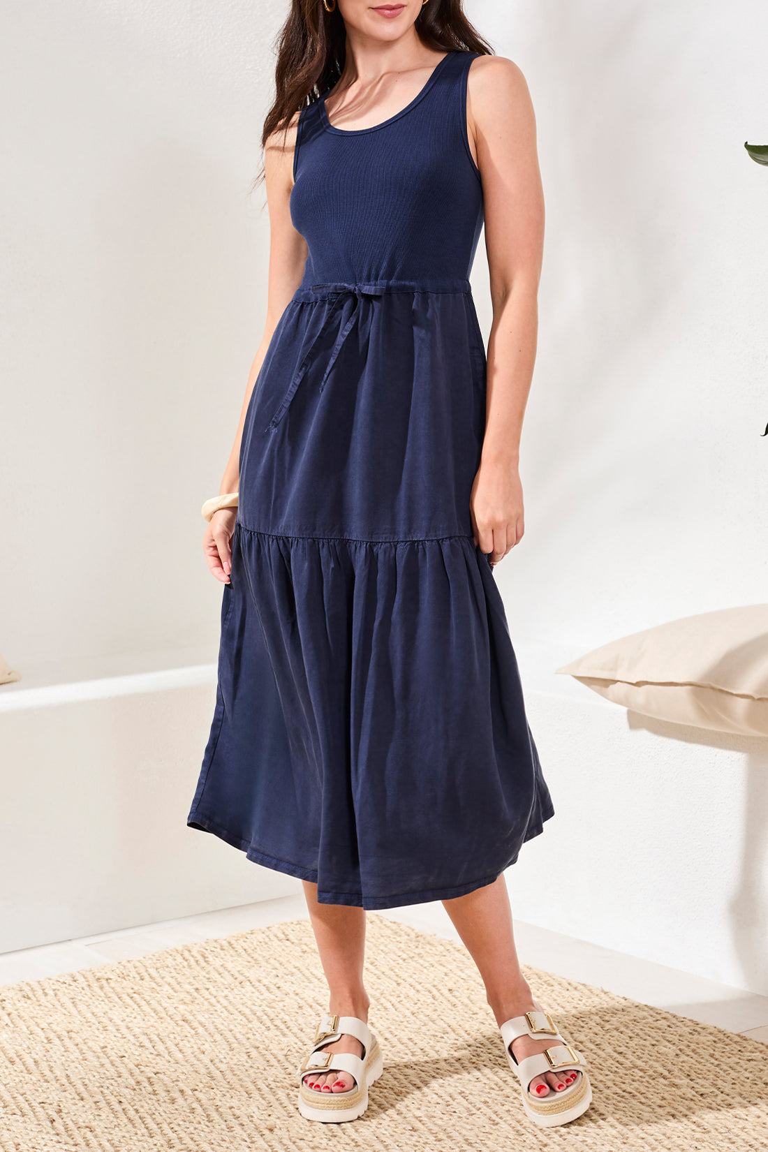 SLEEVELESS BOAT NECK MAXI DRESS