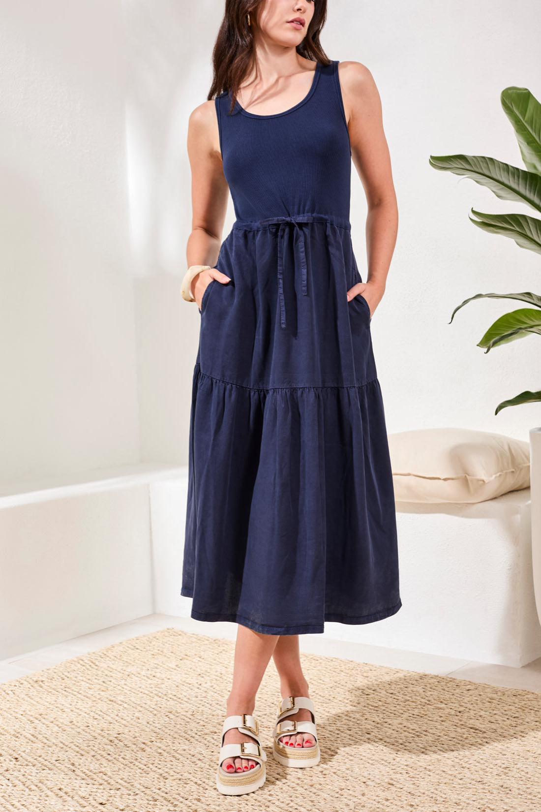 SLEEVELESS BOAT NECK MAXI DRESS