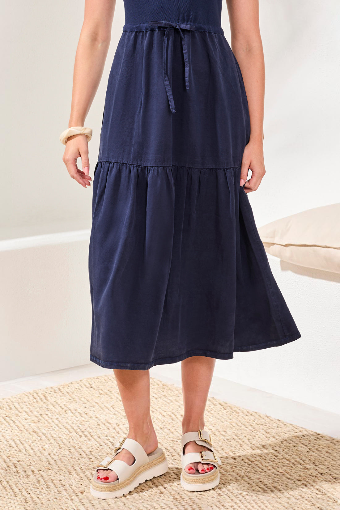 SLEEVELESS BOAT NECK MAXI DRESS