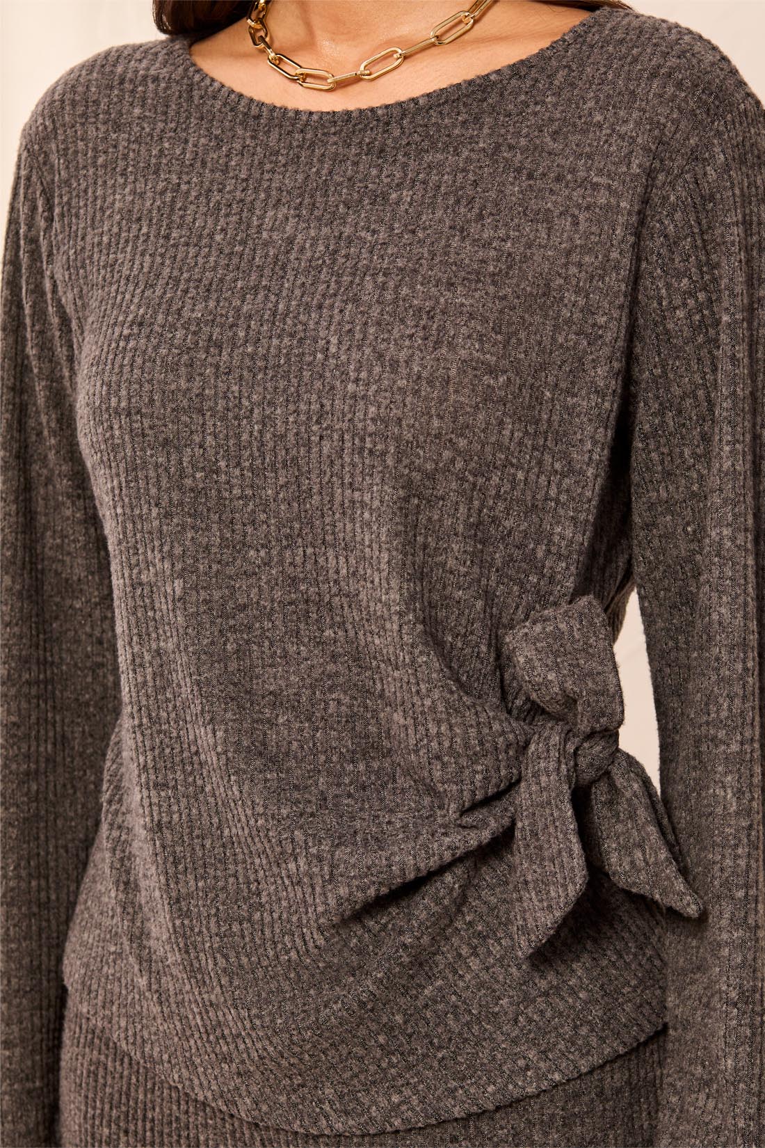 CREW NECK TOP W/SIDE KNOT